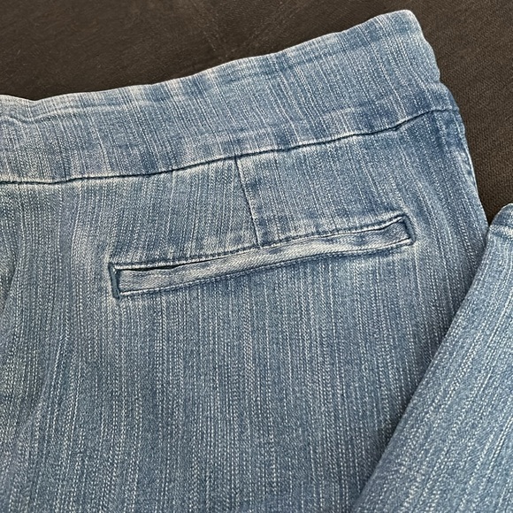 Denim & Co. Petite Perfect Denim Smooth Waist Straight Leg Jeans - Picture 2 of 7